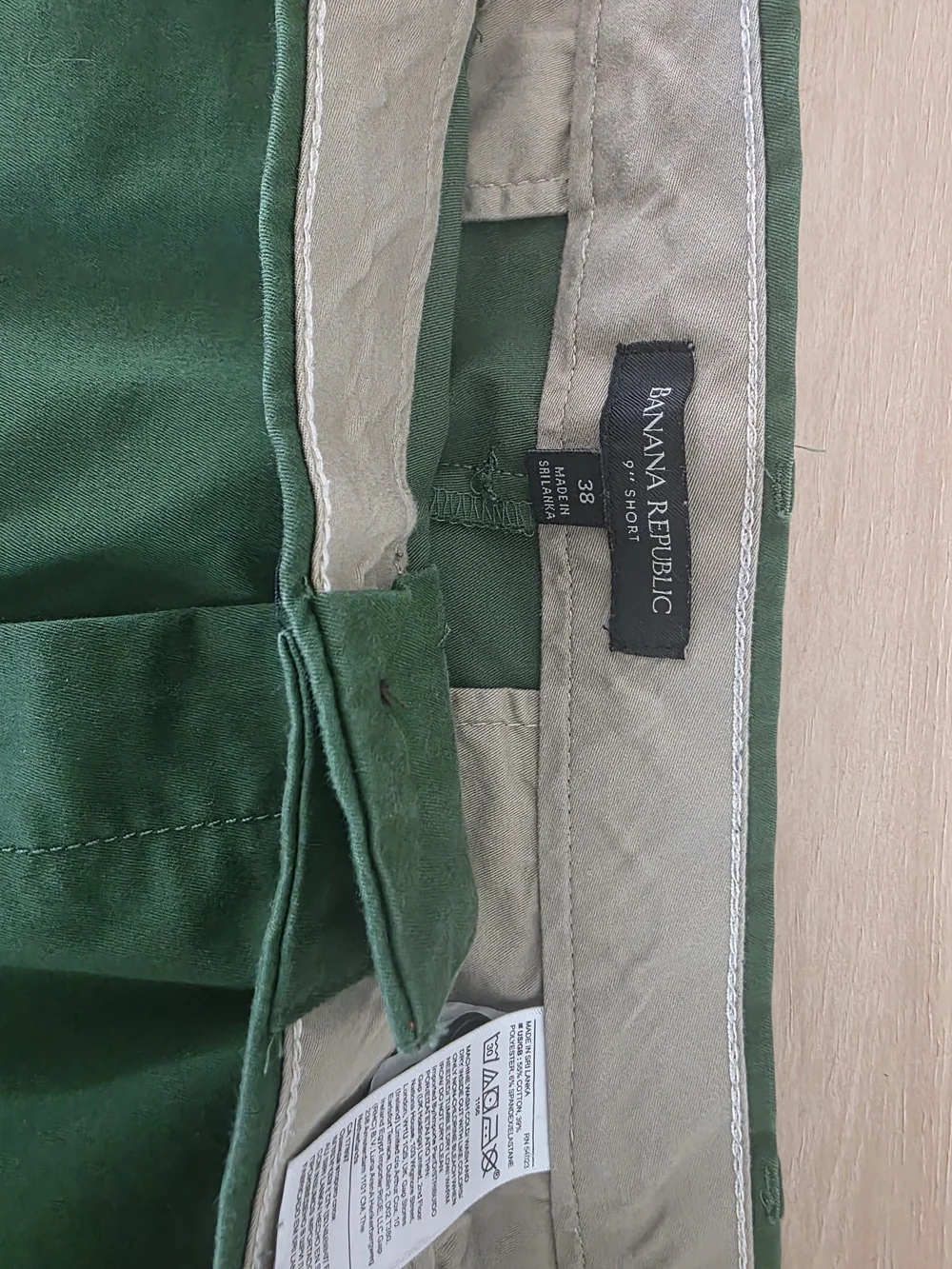 Banana Republic Men's Forest Green Flat-Front Chino Shorts / Size 38 / 9